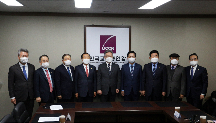 더불어민주당 이재명 후보가 지난달 8일 보수 연합기관인 한국교회총연합을 방문해, 임원들과 사진을 찍고 있다. 