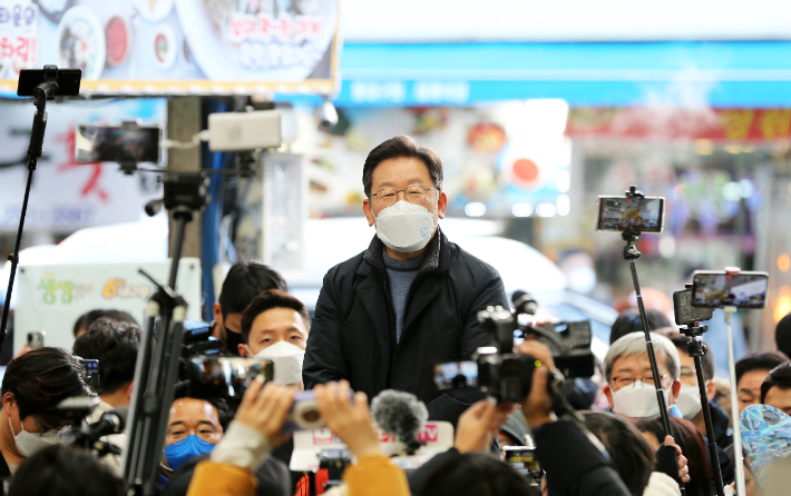 이재명 후보에게 집중된 카메라. 연합뉴스