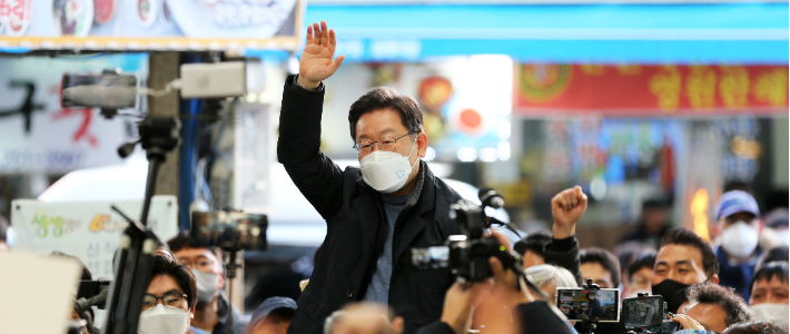 13일 경북 포항을 대표하는 전통시장인 죽도시장에서 더불어민주당 이재명 대선 후보가 상인과 시민 등을 대상으로 지지를 호소하고 있다.  연합뉴스