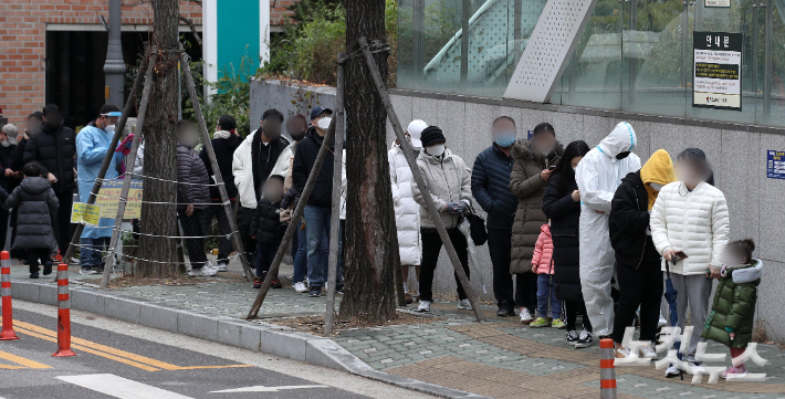 선별진료소에서 시민들이 검사를 받기 위해 줄을 서 있다. 박종민 기자