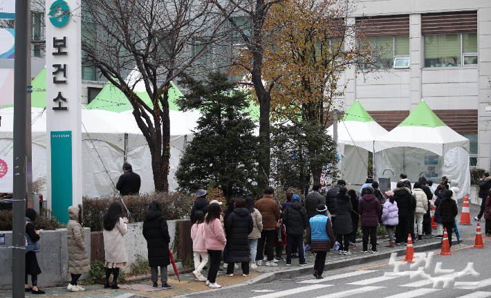 코로나19 선별진료소에서 시민들이 검사를 받기 위해 줄을 서 있다. 박종민 기자