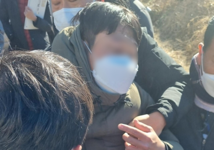 13일 경북 성주를 방문한 더불어민주당 이재명 대선후보에게 계란을 던진 남성이 경호원들에게 끌려가고 있다. 연합뉴스