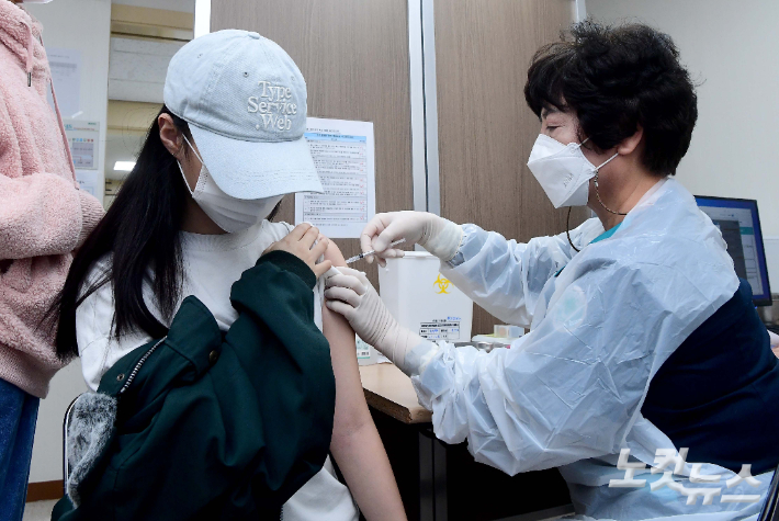 서울 양천구 홍익병원에서 한 학생이 코로나19 백신접종을 하고 있다. 사진공동취재단
