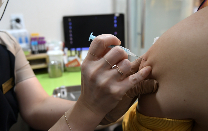 서울 양천구의 한 병원에서 한 시민들이 모던나 백신을 접종하고 있다. 이한형 기자