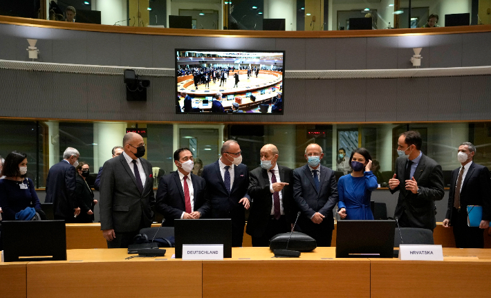 13일(현지시간) 벨기에 브뤼셀에서 유럽연합(EU) 회원국 외무부 장관들이 회의를 하는 모습. 연합뉴스