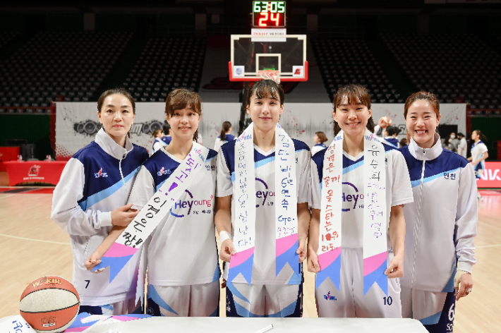 올스타 팬 투표 1위 김단비(가운데)를 비롯한 신한은행의 올스타 선수들. WKBL 제공