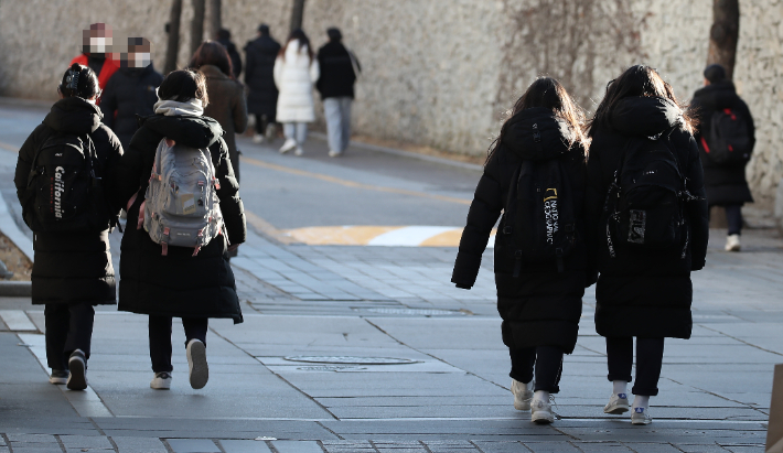 13일 오후 서울 시내의 한 중학교 학생들이 하교하고 있다. 연합뉴스