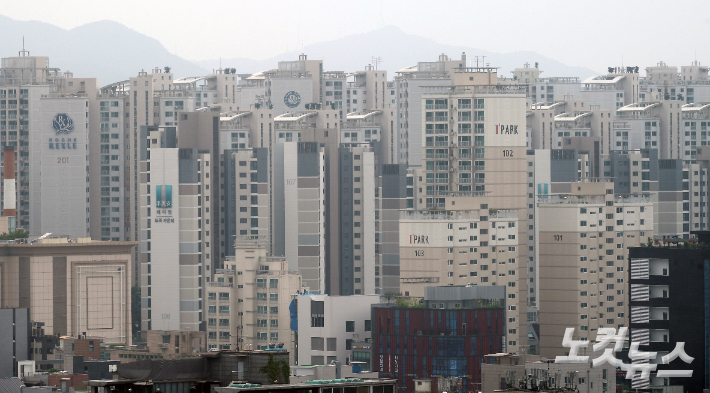 서울 시내에서 바라본 아파트 단지. 이한형 기자