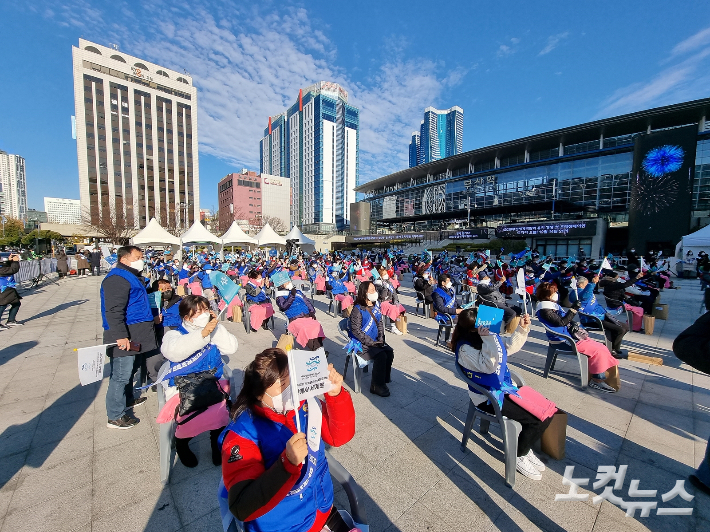 14일 오후 2시 부산역 광장에서 2030 부산세계박람회 유치 성공 기원 시민 결의대회가 열렸다. 시민 200여명은 차가운 겨울바람에도 아랑곳하지 않고 자리를 지키며 세계박람회 유치를 향한 열망을 표현했다. 송호재 기자