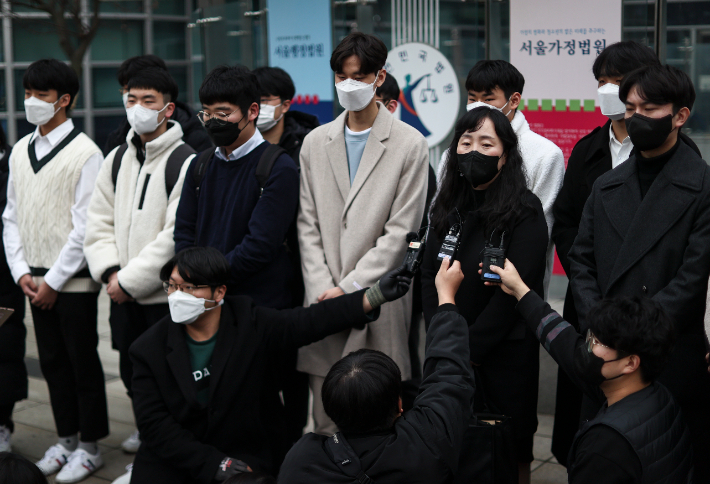 수능 생명과학Ⅱ 응시자 92명이 한국교육과정평가원을 상대로 제기한 정답 결정 처분 취소 소송의 첫 변론 기일이 열린 지난 10일 오후 서초구 서울행정법원 앞에서 재판을 마친 수험생과 소송대리인이 기자회견을 하고 있다. 연합뉴스