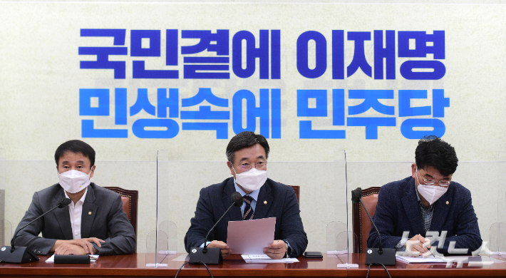 더불어민주당 윤호중 원내대표(가운데)가 지난 14일 국회에서 열린 원내대책회의에 참석, 모두 발언을 하고 있다. 윤창원 기자