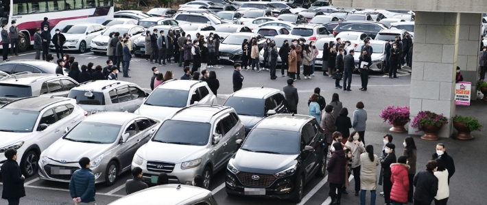 14일 오후 제주 인근 해역에서 규모 4.9 지진이 발생한 뒤 제주도교육청 공무원들이 건물 밖으로 나와 있다. 제주도교육청 제공. 연합뉴스