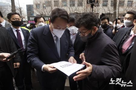 한국노총 방문하며 한상규 대표 만난 윤석열 대선후보