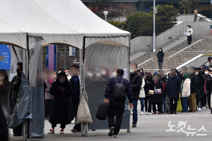 지난 9일 서울역광장 임시선별검사소를 찾은 시민들이 검사를 받기 위해 줄을 서 있다. 박종민 기자