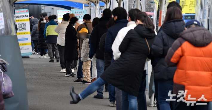 부산은 코로나19 신규 확진자가 343명 발생해 또 역대 최다치를 갈아치우며 이대로라면 하루 확진자 400명까지 늘어날 것이라는 전망이 나온다. 박종민 기자