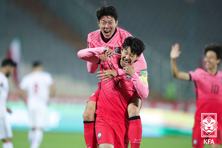 손흥민과 황의조. 대한축구협회 제공