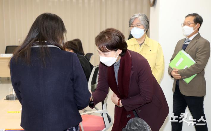 학생과 인사하는 유은혜 사회부총리