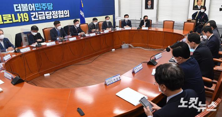 윤호중 더불어민주당 원내대표가 15일 서울 여의도 국회 더불어민주당 원내대표실에서 열린 코로나19 긴급당정협의에서 모두발언을 하고 있다. 2021.12.15