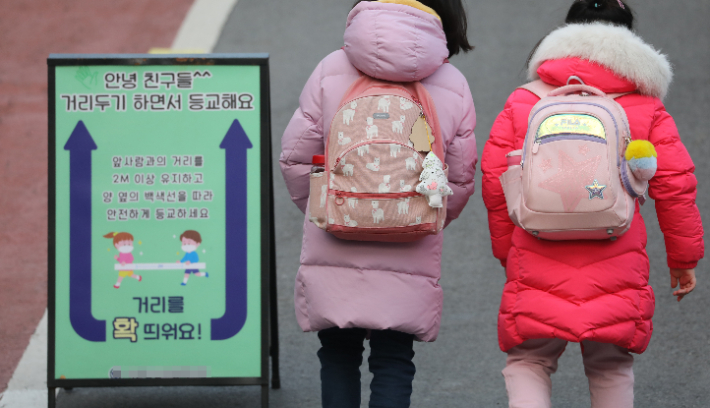 지난 14일 서울 시내 한 초등학교에서 학생들이 등교하고 있다. 연합뉴스