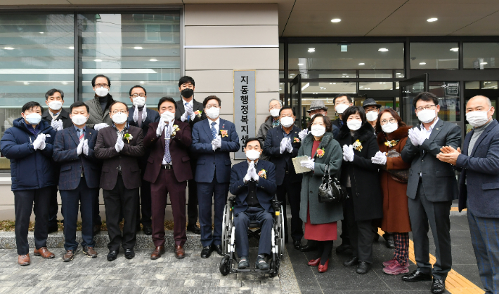 15일 염태영 경기도 수원시장(왼쪽 앞줄 5번째), 김현덕 수원시 공공건축물 인권영향평가협의회장(가운데) 등이 현판 제막 후 기념사진을 촬영하고 있다. 수원시청 제공