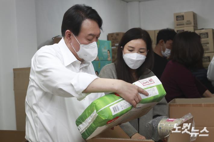 한부모가정 아이 물품 포장하는 윤석열