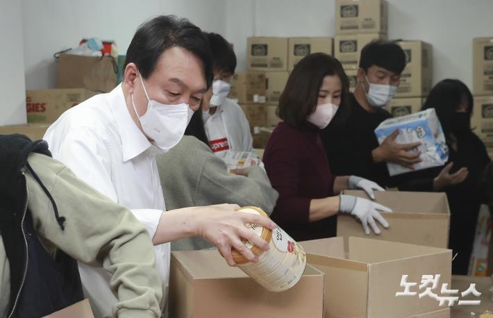 한부모가정에 보낼 물품 포장하는 윤석열 대선후보