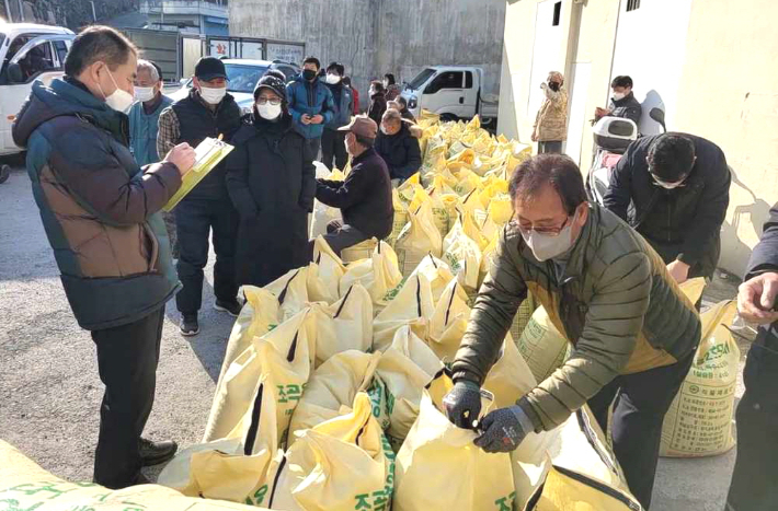 경주시가 15일 산내면에서 팥 수매를 진행하고 있다. 경주시 제공