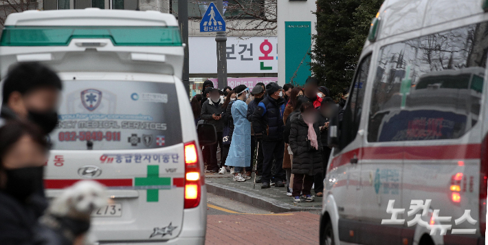 선별진료소에서 시민들이 검사를 받기 위해 줄을 서 있다. 박종민 기자