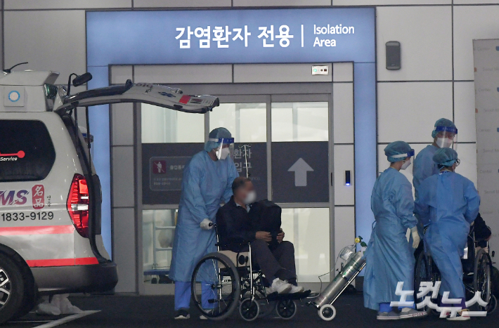 지난 15일 서울 중랑구 서울의료원에서 코로나19 환자가 입원을 위해 이동하고 있다. 이한형 기자