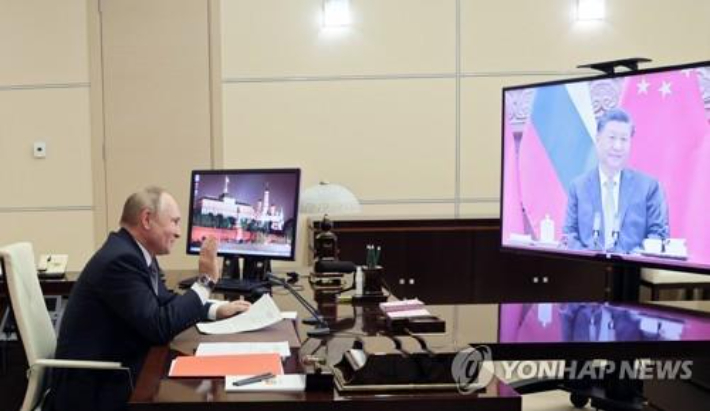 블라디미르 푸틴 러시아 대통령이 15일(현지시간) 시진핑 중국 국가주석과 화상회담을 하고 있다. 연합뉴스