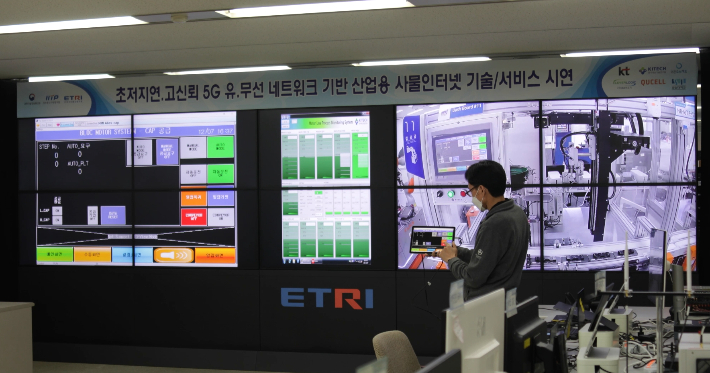 연구진이 대전 ETRI 본원에서 패널을 조작해 경산 스마트팩토리 시설물을 실시간으로 제어하고 있다. ETRI 제공