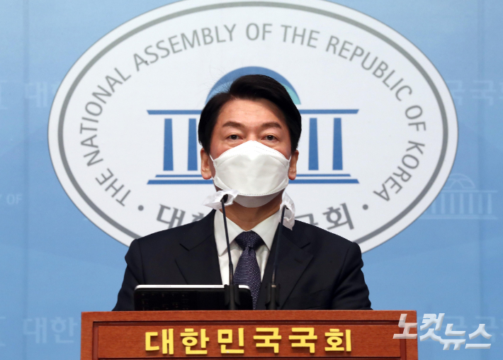 국민의당 안철수 대선후보가 16일 국회 소통관에서 기자회견을 열고 국민통합을 주장하고 있다. 박종민 기자