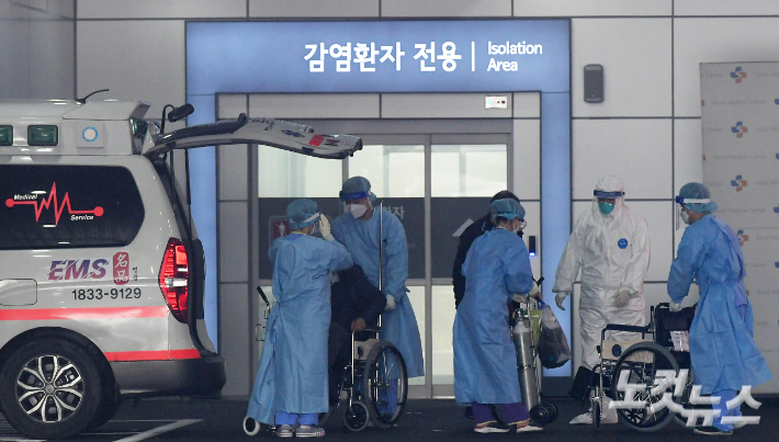 지난 15일 서울 중랑구 서울의료원에서 코로나19 환자가 입원을 위해 이동하고 있다. 이한형 기자