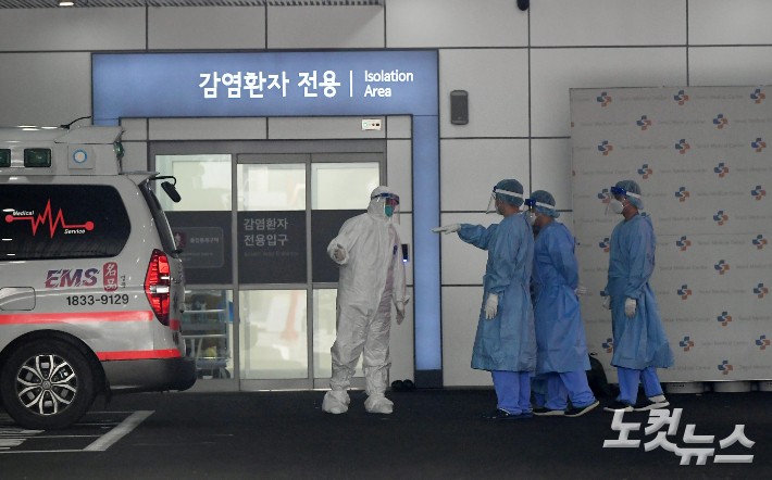 지난 15일 서울 중랑구 서울의료원에서 의료진들이 분주한 모습을 보이고 있다. 이한형 기자