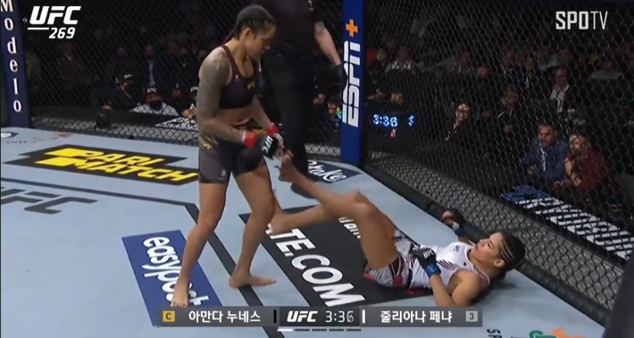 지난 12일 열린 UFC 대회에서 1라운드 페냐를 압도한 누네스(왼쪽). SPOTV 제공 