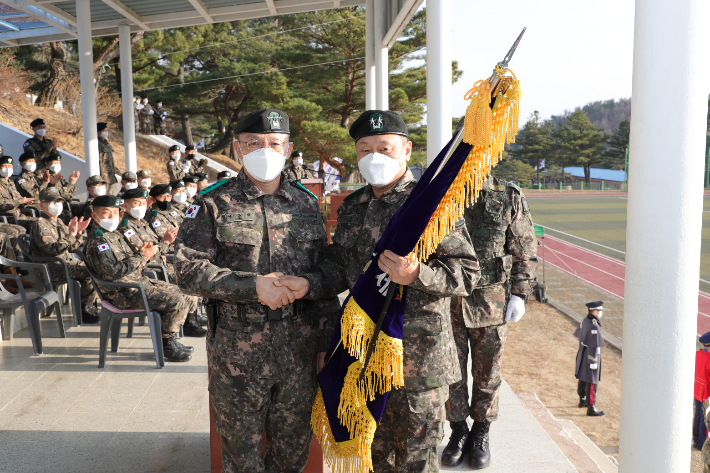 육군 22사단 제34대 사단장으로 이승오 소장(사진 오른쪽)이 16일 취임했다. 22사단 제공