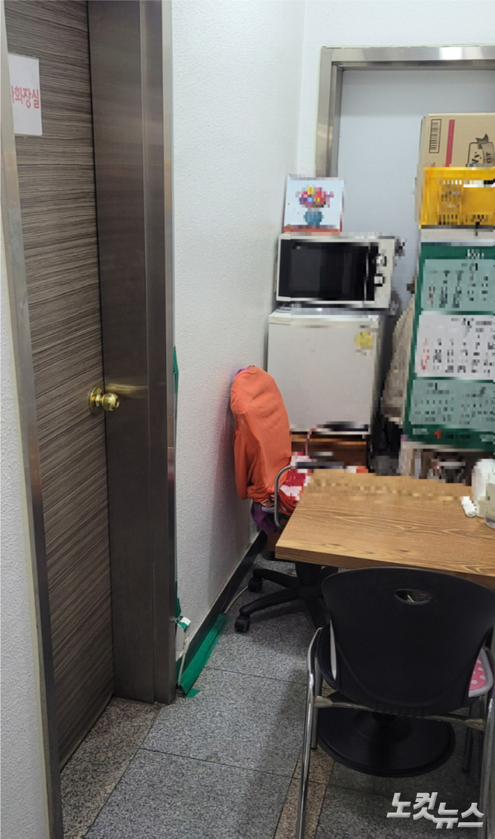 경기도 수원의 한 복합상가 내 청소노동자 휴게실은 화장실 바로 앞 자투리 공간에 마련돼 있다. 박창주 기자