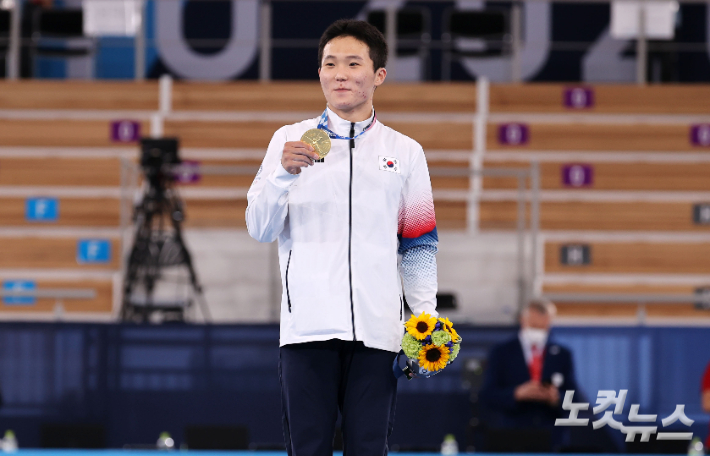 2일 일본 아리아케 체조경기장에서 열린  2020 도쿄올림픽 기계체조 남자 도마 결승에서 금메달을 획득한 신재환이 시상대에 올라 금메달을 목에 걸고 있다. 올림픽사진공동취재단