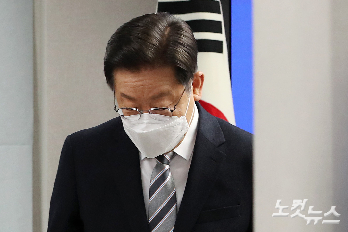 이재명 더불어민주당 대선후보가 이동하고 있다. 박종민 기자