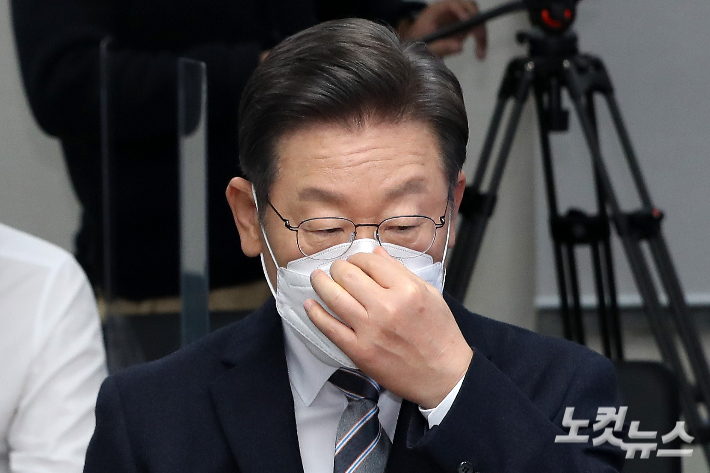 이재명 더불어민주당 대선후보가 마스크를 고쳐쓰고 있다. 박종민 기자