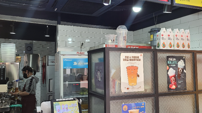 광주 동구 황금동에서 과일음료 전문점을 하는 장서희씨가 음료를 제조하고 있다. 김한영 기자
