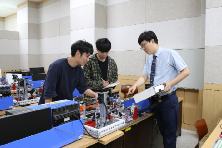 MPS장비를 활용한 자동화 공정 제어 실습 모습. 조선이공대학교 제공