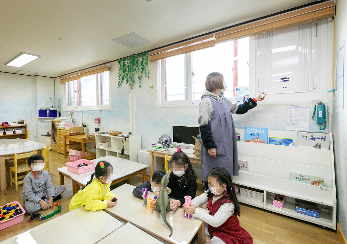 어린이집에 설치된 창문 환기형 공기정화 시스템. 강서구 제공