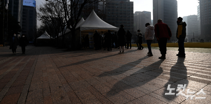 서울광장에 마련된 선별검사소를 찾은 시민들이 검사를 받기 위해 대기하고 있다. 황진환 기자