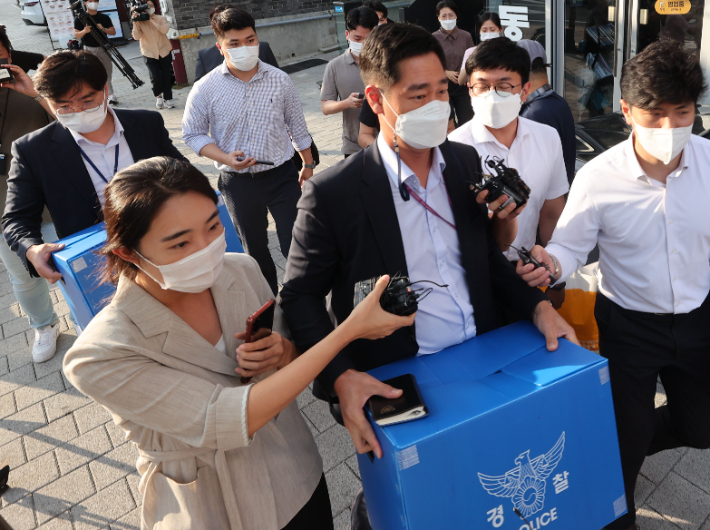 지난 8월 서울 영등포구 머지플러스 본사에서 서울경찰청 금융범죄수사대 수사관들이 압수물품을 들고 밖으로 나서는 모습. 연합뉴스