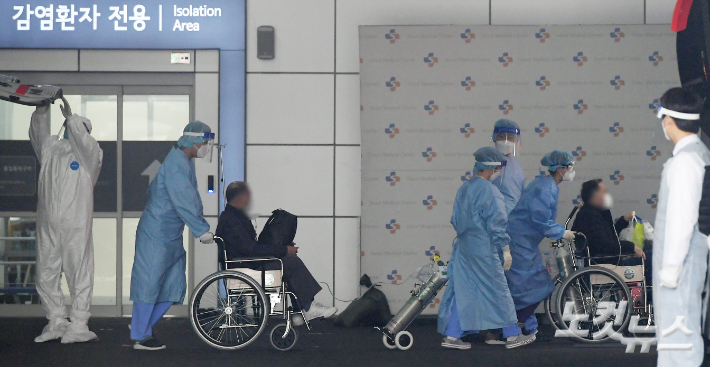 부산은 코로나19 신규 확진자가 388명 발생해 하루 만에 또 역대 최다치를 갈이치우면서 확진자가 400명에 육박하고 있다. 이한형 기자