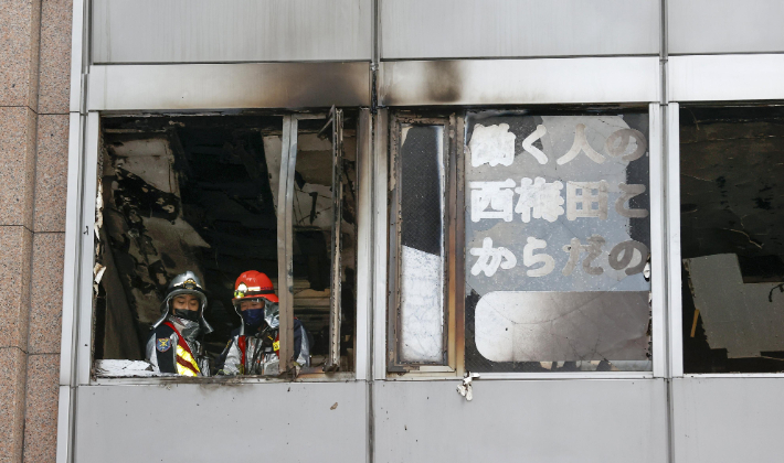 17일 오전 일본 오사카(大阪)시 번화가 빌딩에서 발생한 화재로 27명이 심폐정지 상태가 됐다. 불이 난 빌딩 4층에 있는 소방대원들. 연합뉴스