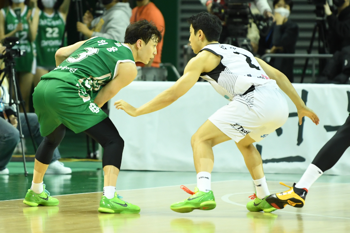 형 허웅(왼쪽)과 동생 허훈. KBL 제공