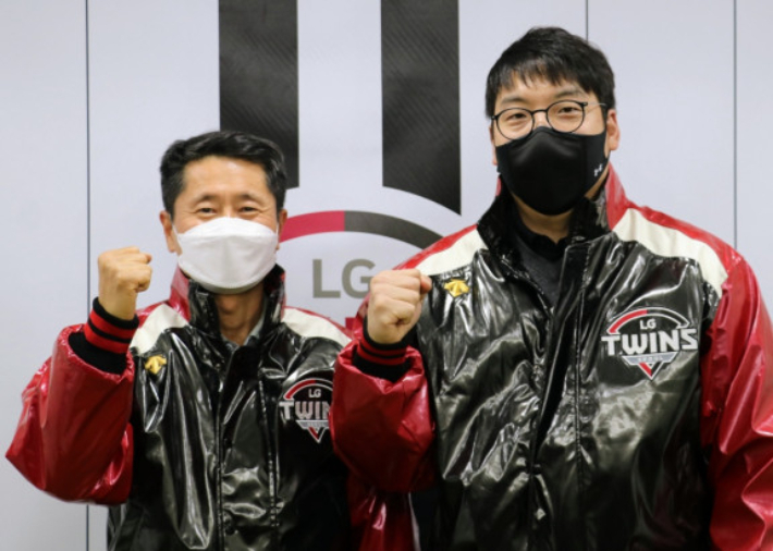 LG 김인석 대표이사(왼쪽)와 김현수가 FA 계약서에 사인한 뒤 기념 촬영을 하고 있다. LG 트윈스 제공