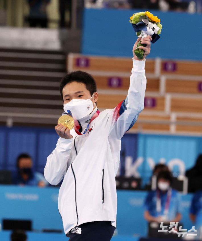 2일 일본 아리아케 체조경기장에서 열린  2020 도쿄올림픽 기계체조 남자 도마 결승에서 금메달을 획득한 신재환이 시상대에 올라 금메달을 목에 걸고 있다. 올림픽사진공동취재단